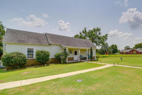 Eufaula Getaway with Patio, Walk to Beach and Marina!